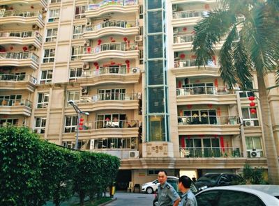 泉州鬧市區(qū)刺桐路上一小區(qū)。5月5日凌晨，泉州安監(jiān)局調(diào)研員謝清平在7號樓自殺。