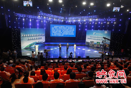 16日上午，河南電視臺1500平米演播廳內(nèi)座無虛席。