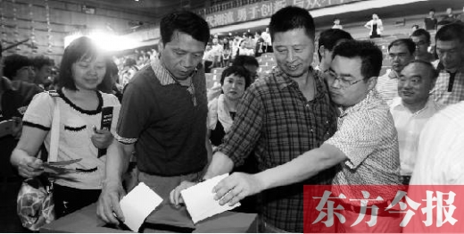 6月16日，河南電視臺(tái)面向社會(huì)公開選聘企業(yè)經(jīng)營管理團(tuán)隊(duì)，圖為競聘現(xiàn)場投票環(huán)節(jié)