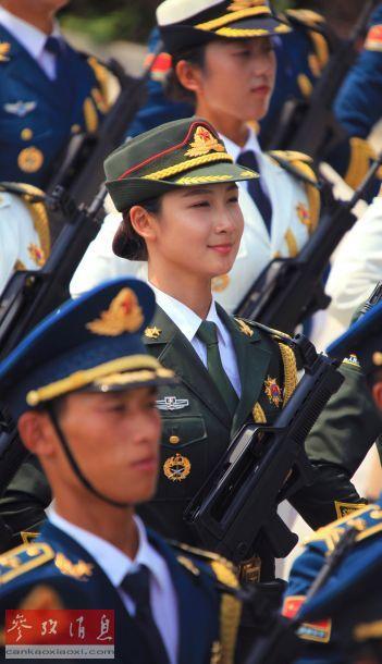 曾為一名模特的三軍儀仗隊(duì)隊(duì)員門(mén)佳慧在進(jìn)行訓(xùn)練