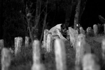 11月5日，祭奠者在騰沖遠(yuǎn)征軍國(guó)殤墓園獻(xiàn)花。京華時(shí)報(bào)記者 潘之望 攝