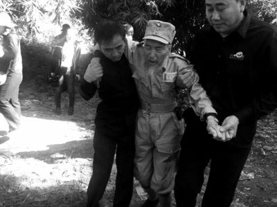 89歲老兵繆焜得知不能接到遺骸后嚎啕大哭。組織方供圖