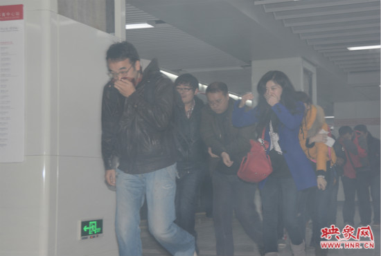 演習(xí)中，地鐵乘客從地鐵車(chē)廂中跑出。