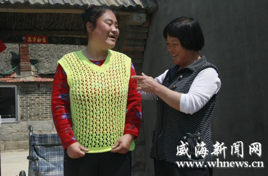 王炳鳳正在陪女兒鍛煉。記者 李偉 攝