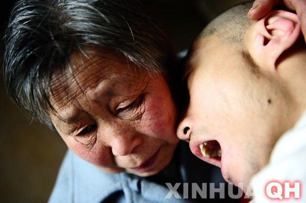 3月29日，母親邵秀景（左）同楊林在一起。