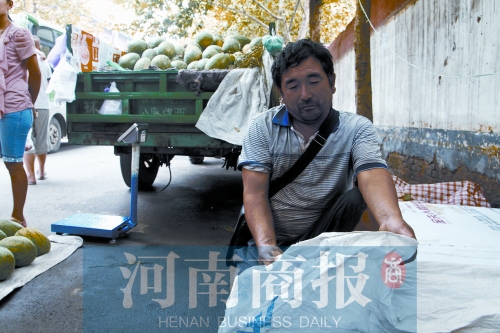 錢包就裝在這個編織袋里，枕在老陳頭下，沒想到還是被偷走了 實(shí)習(xí)生 唐韜/攝