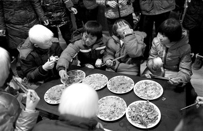 收養(yǎng)的孩子被送往開封市福利院后，吃上了晚餐。記者王苡萱攝