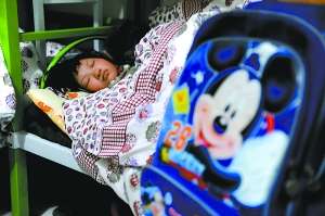 一名兒童昨晚在蘭考縣臨時救助站的房間入睡。新華社發(fā)