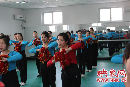 舞蹈室里，張巧英正在糾正學(xué)生的舞蹈動(dòng)作