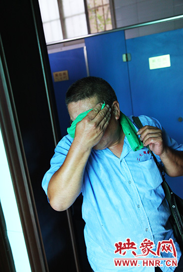 修好設(shè)施，從廁所內(nèi)出來時江學銅已滿頭大汗