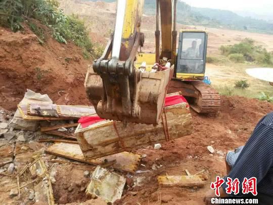 圖為“官墓”被移走?！莱?攝