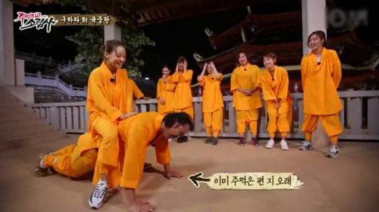 陸重烷接受懲罰做俯臥撐，女星具荷拉坐其背上。