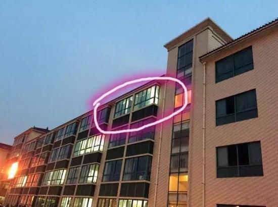 就在這間教室，吳老師在監(jiān)考中過世。