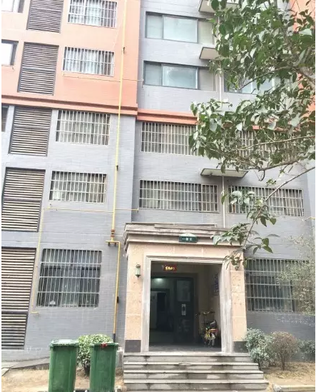 事發(fā)單元門