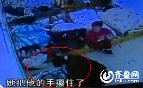 孩子午睡時(shí)候睜眼，老師攥住孩子的手，打臉。