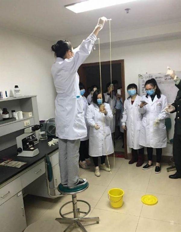 愛吃生肉惹的禍！男子體內(nèi)取出5米長(zhǎng)寄生蟲(圖)