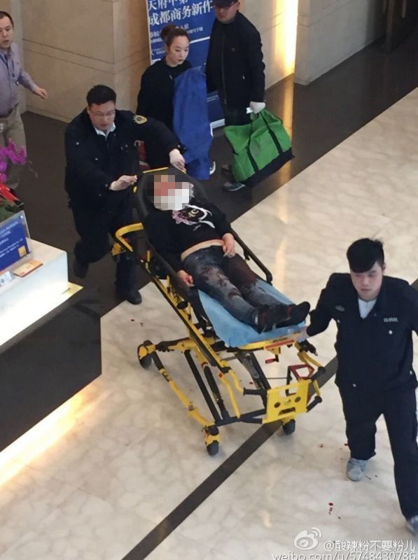 圖說：一名被砍女子被送往醫(yī)院。網(wǎng)友圖