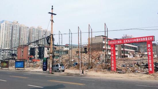 015年5月31日，在社區(qū)干部的帶頭拆遷下，親賢社區(qū)的“城中村改造”拉開帷幕。由于前期“清產(chǎn)核資”及補償標準等因素，拆遷改造工作推進并不順利。圖為位于體育西路東側(cè)集體所有的商鋪率先被拆遷完畢，用于遮擋的圍擋正在施工中。（拍攝：2015年9月16日）