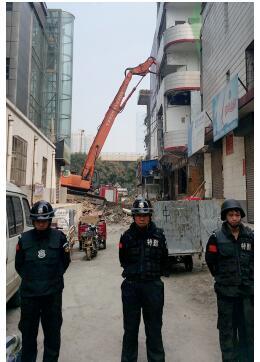 根據(jù)《太原市和小 店區(qū)平陽路街道親賢城中村改造拆遷安置補償方案》，結(jié)合親賢實際，親賢社區(qū)補償安置采取“商業(yè)用房安置+小戶型公寓住宅安置+貨幣補償”的方式，其中每分 （0.1 畝）置換商業(yè)用房50平方米+小戶型公寓住宅80平方米+貨幣補償20萬元人民幣。（拍攝：2015年9月17日）