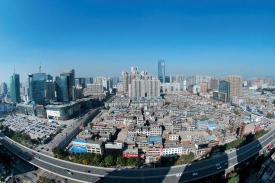 經(jīng)過4個多月的推進，親賢社區(qū)的拆遷工作進展緩慢，原定于2015年10月底完成的拆遷，在10月中旬時仍停留在對部分住戶進行插花式拆除。(拍攝：2015年10月16日)