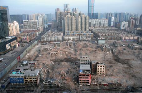 2016年元旦假期后的第一個工作日，記者從長風(fēng)大街某高樓俯瞰正在拆遷中的親賢西北片區(qū)。經(jīng)過半年多推進，這一片區(qū)只留下十余處建筑等待拆除。(拍攝：2016年1月4日)