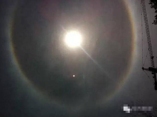 上?，F(xiàn)UFO 專家稱光圈是日暈亮點(diǎn)或是飛行器(圖)