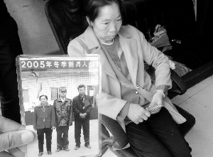 出事后，母親一直拿著兒子的照片在翻看。