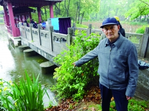 商老說，他就是在這兒把孩子拽上岸的