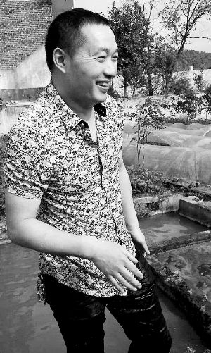 救出小孩上后，楊文利一身糞水。