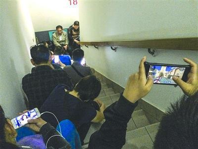 家長為孩子報培訓(xùn)班通宵坐樓道 黃牛代排要千元