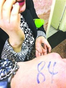 家長為孩子報培訓(xùn)班通宵坐樓道 黃牛代排要千元