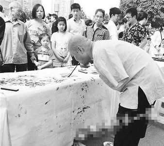 黃國(guó)富在作畫(huà)。資料照片