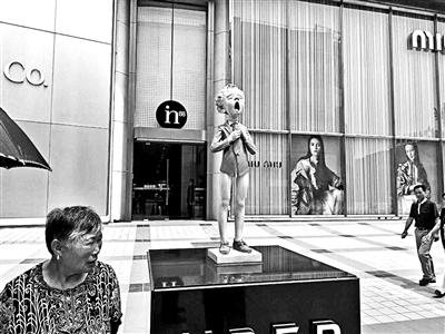 王府井in88購物中心西側(cè)，“小男孩”下半身衣不遮體