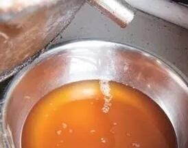 夫妻銷售廢棄烤鴨油給商販油炸鳳尾魚(yú) 買賣雙方均獲刑