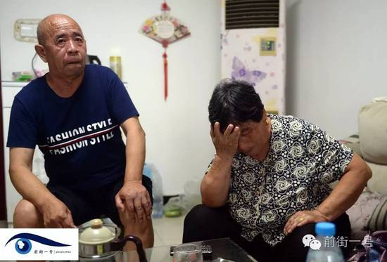 李亞榮的公婆談及李亞榮時(shí)淚流不止。