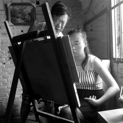 　女兒畫畫，父親在一旁指導(dǎo)