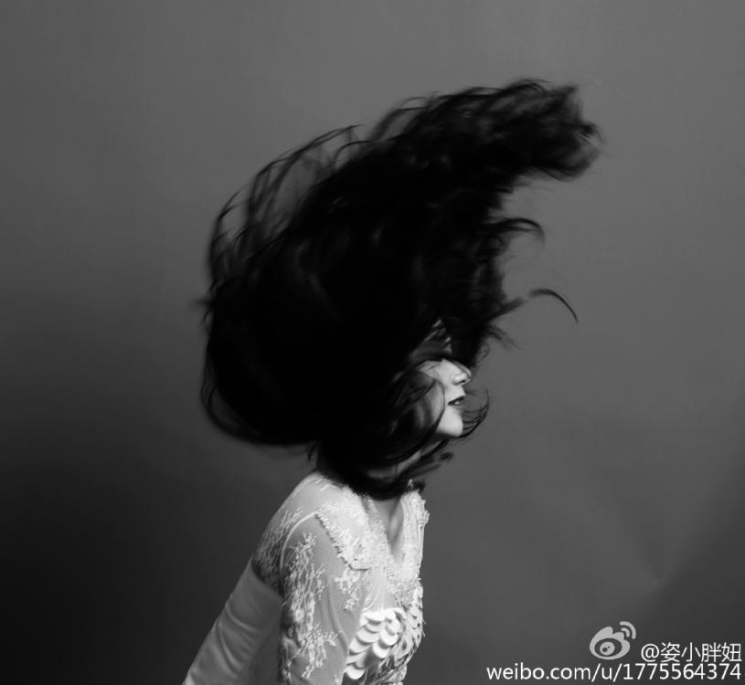 何姿秀黑白婚紗寫真 長(zhǎng)發(fā)飄飄美麗動(dòng)人