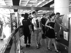 南京地鐵新街口站，大多數(shù)市民自覺配合安檢