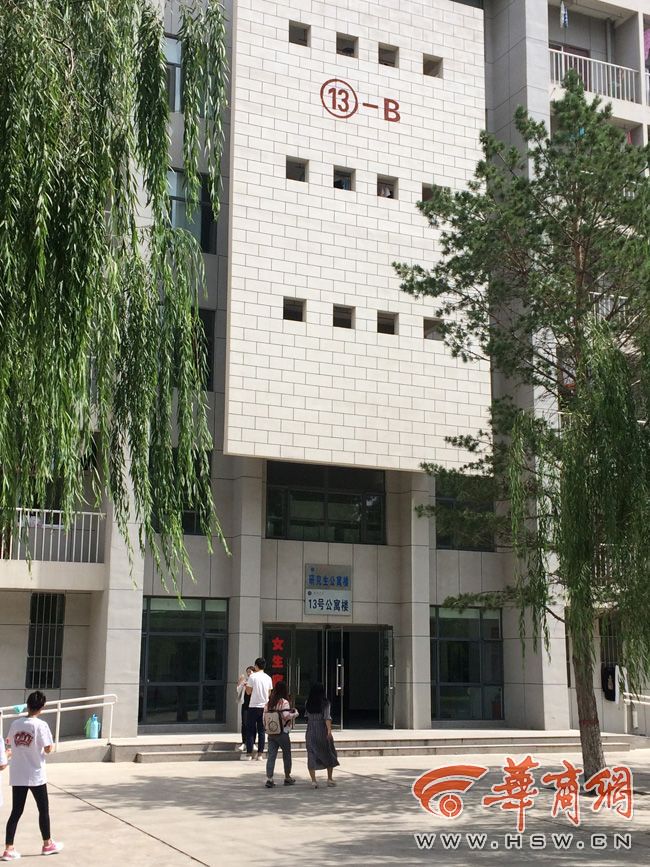 8月30日，榆林學(xué)院有學(xué)生發(fā)微博對(duì)女生宿舍樓住進(jìn)男生提出質(zhì)疑。9月3日，學(xué)校宣傳部門回應(yīng)，女生宿舍樓里確實(shí)住著3名男研究生，但該樓的格局是套間，跟單元房一樣是獨(dú)立的，大學(xué)應(yīng)有包容的精神。