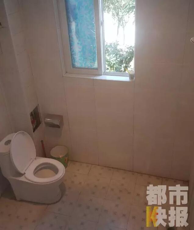 西安市戶縣草堂鎮(zhèn)的李家?guī)r村，有多戶人家經(jīng)營著農(nóng)家樂，但昨晚發(fā)生的這件事情打破了這里的寧靜。村民：“縣上的、鎮(zhèn)上的警察，還有村干部好多人在那兒，說是女的在衛(wèi)生間生產(chǎn)，把娃從窗子扔下來?！鞭r(nóng)家樂員工：“(聽說)直接從二樓扔下來了，呀，太殘忍了。”昨晚的事，很多人今早才聽說，震驚之余更感到惋惜。記者今天在高冠西五巷口找到了大家所說的農(nóng)家樂，一夜過去了，作為和那名女顧客有過交集的老板娘，心情仍然很沉重。