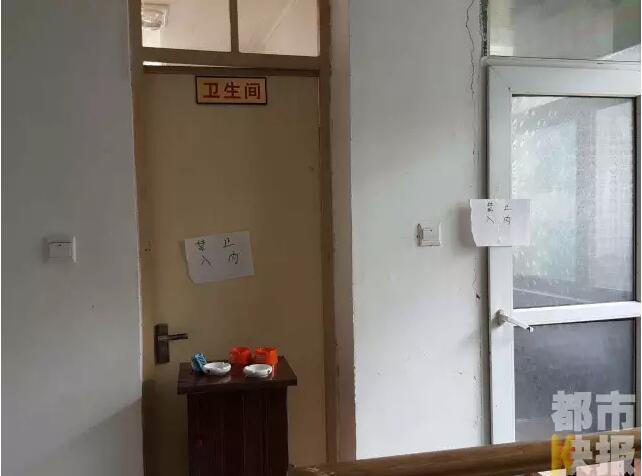 當馮女士走出大門，繞到院子的側(cè)面時，衛(wèi)生間窗戶下方草叢中的一幕，讓她驚出了一身冷汗。農(nóng)家樂老板娘馮女士：“就是孩子，旁邊帶著胎盤?！弊蛲硎稽c半事發(fā)后，馮女士報了警，很不幸，男嬰已經(jīng)死亡。涉及的兩個房間，暫時被封鎖，里面已經(jīng)清理干凈。隨后記者也從轄區(qū)草堂派出所了解到，這兩男一女三人是朋友關(guān)系，女子的年齡大概是二十二三歲。該女子事發(fā)后被送往醫(yī)院，同行的兩名男子當時被警方帶去派出所接受了筆錄調(diào)查后，已經(jīng)離開了派出所。