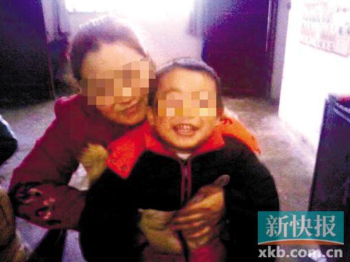 程女士生前和小孩開(kāi)心玩耍。家屬供圖