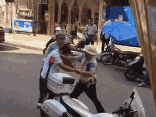 嫌疑男子涉嫌無證駕駛摩托車，且車輛違規(guī)加裝遮陽傘并在行駛時不戴安全頭盔，辱罵毆打執(zhí)法交警。 本文圖片均來自 廣西梧州在線警務