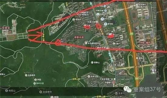 射擊場子彈射出方向（紅箭頭）有多個居民小區(qū) 。 圖片來源：交匯點新聞