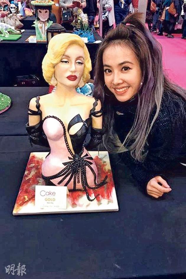 蔡依林讓大家欣賞她的得意之作瑪麗蓮夢露翻糖蛋糕。