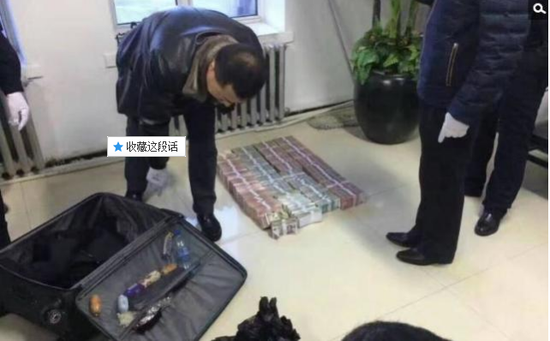 京華時報訊昨天凌晨1點左右，黑龍江省密山市一銀行金庫發(fā)生搶劫案。一名身穿迷彩服男子準備劫取現(xiàn)金時被發(fā)現(xiàn)，致一名金庫值守人員死亡，隨后棄款而逃。目前，該男子尚未歸案，案件正在全力偵辦中。