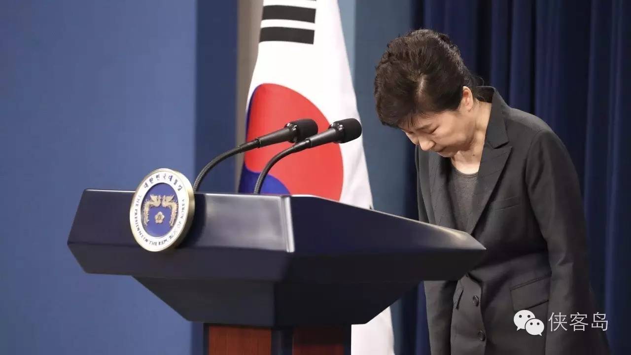 “任憑風(fēng)吹浪打，我自巋然不動(dòng)”，樸槿惠對(duì)于這句詩(shī)應(yīng)該是心有戚戚焉。