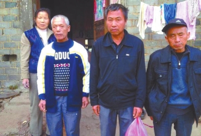 已被判死緩、在獄中服刑的4個村民的家人一直在為兒子喊冤。圖片來自網(wǎng)絡