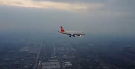 操縱無(wú)人機(jī)拍攝客機(jī)飛行