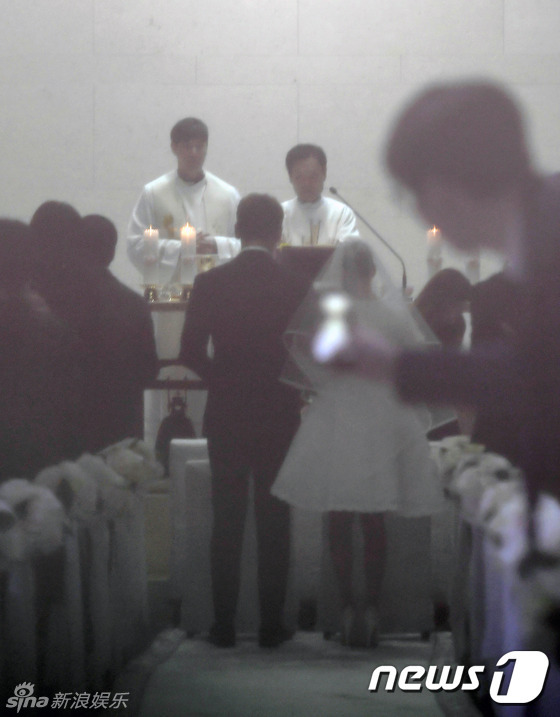 金泰?；槎Y照曝光 穿短裙手挽Rain做彌撒